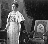La reina Guillermina con el manto original.
