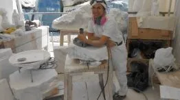 La escultora cordobesa que moldea el mármol en las canteras donde trabajaba Miguel Ángel