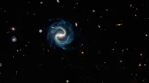 La NASA fotografió dos galaxias a 4.000 y 8.500 millones de años luz: como ayudarán a estudiar la materia oscura