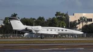 Así es el lujoso avión privado que llevó a Flávio Bolsonaro a Estados Unidos con camas y catering gourmet.