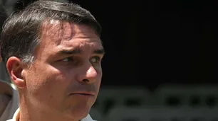 Cómo fue la salida de Flávio Bolsonaro: los horarios, el pasaporte italiano y el rol del Gobierno argentino