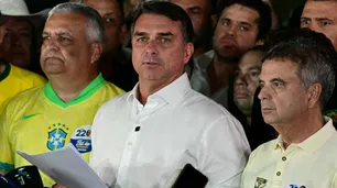 Flávio Bolsonaro deberá entregar su pasaporte y no podrá salir de Brasil por orden judicial