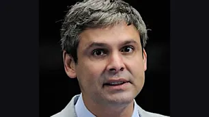 Piden la prisión preventiva de Flávio Bolsonaro y una alerta roja de Interpol tras no entregar su pasaporte