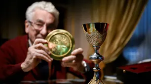 Juan Carlos Pallarols prepara el Cáliz de la Paz para el papa León XIV forjado en plata pura y bronce con municiones de Malvinas