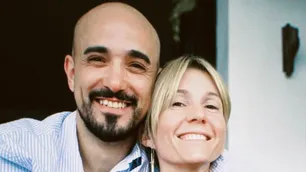 Mora Calabrese, la esposa de Abel Pintos, abrió las puertas de su casa y mostró cómo crea las joyas que vende en su negocio