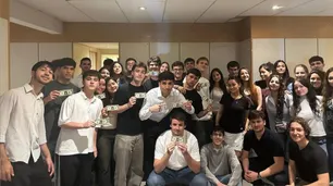 Fotos con dólares, agrupación MENEM y vínculo con el Gobierno: hablan los estudiantes que hoy reciben a Milei en una universidad privada