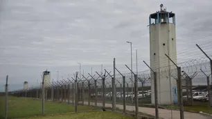El ingreso de celulares a la cárcel de Bouwer no cesa: otro penitenciario fue detenido