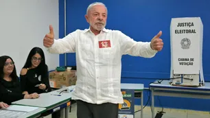 Lula derrota a Flávio Bolsonaro en el balotaje y seguirá cuatro años más en el poder