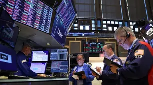 Acciones de EE.UU. fluctúan a la espera de tecnológicas y la Fed