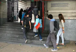 El Colegio Nacional de Buenos Aires prohíbe el uso de celulares en horas de clase