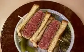 El dueño de un restó defiende que sirvan las hamburguesas casi crudas