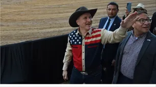 Sin hablar de Bolsonaro y su salida desde Argentina, Lamelas posó vestido de vaquero en La Rural