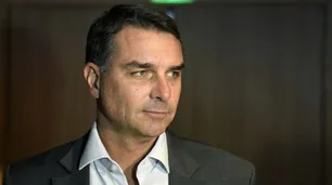 En RDC se confirmó que Flávio Bolsonaro abandonó Brasil más allá de su investigación judicial vigente