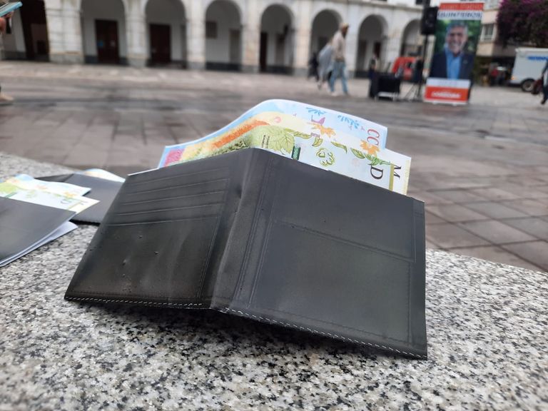 billetera con poco dinero