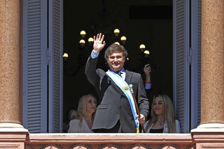 Karina Milei y Fátima Flores en el balcón presidencial en un segundo plano