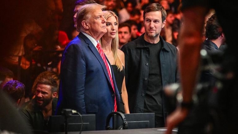 Trump, Ivanka y su marido Jared Kushner, quien tiene un fondo privado financiado por capitales saudíes.