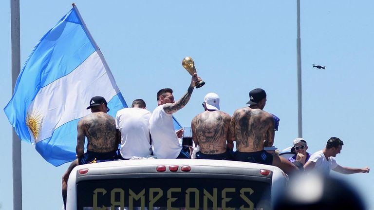 Los campeones del Mundo rumbo al obelisco