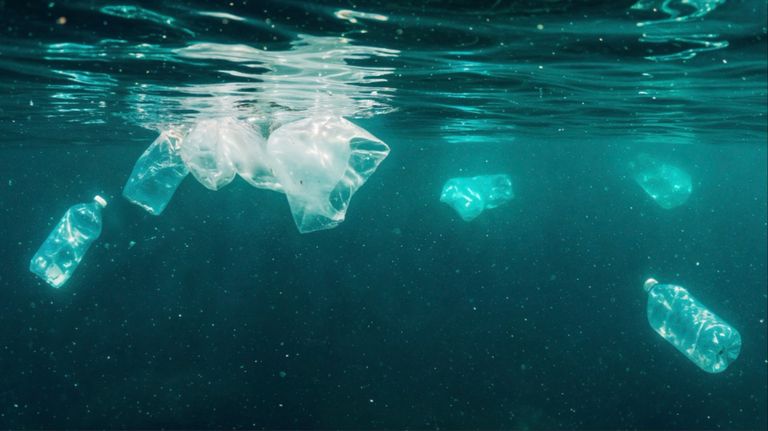 Botellas plásticas inundan costas de Centroamérica
