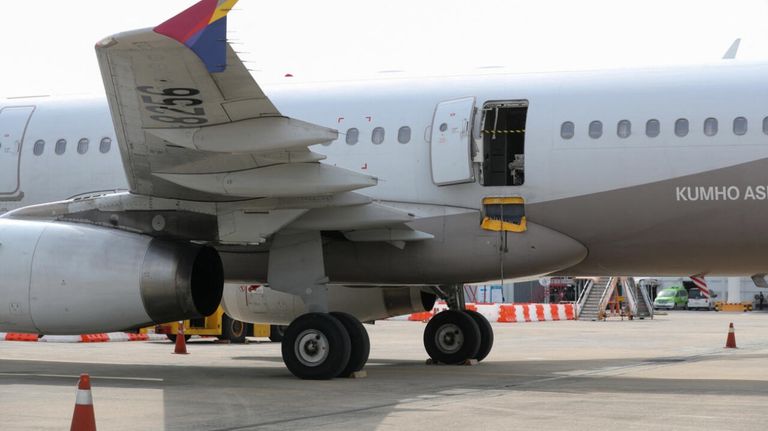 20230526 Un pasajero abrió la puerta de un avión en pleno vuelo.