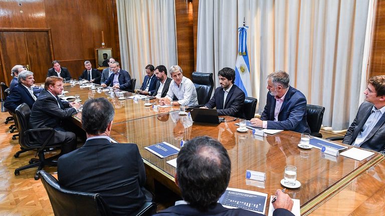 Luis Caputo se reunió con empresas de consumo masivo