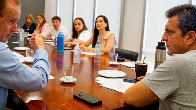 Sergio Massa reunido con diputados