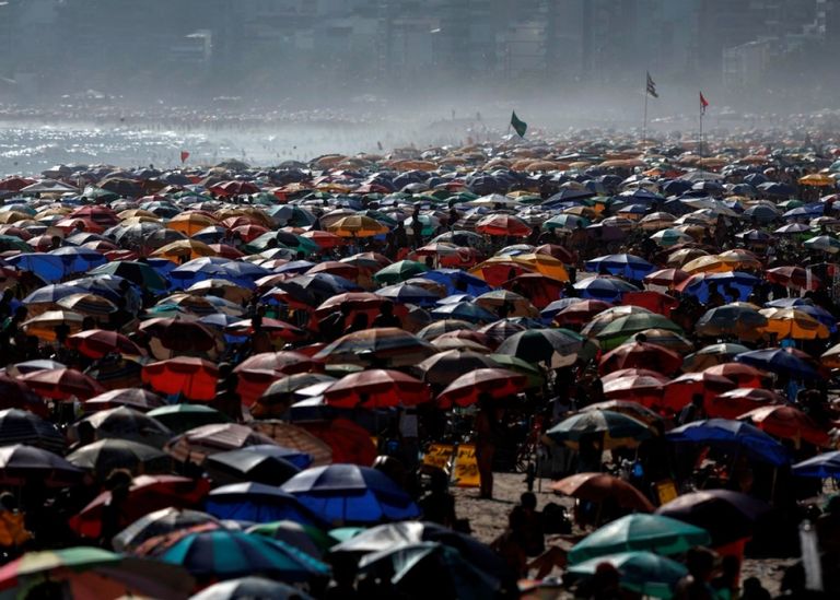 Las playas de Rio de Janeiro repletas de gente encendieron las alarmas