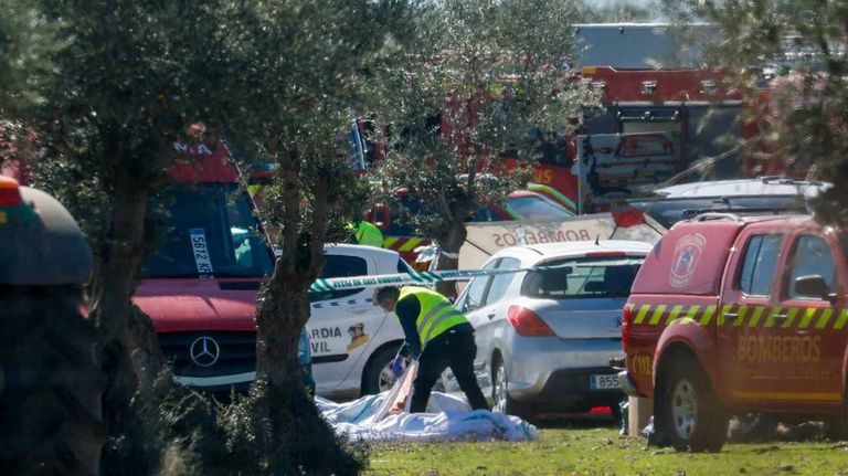 Los rescatistas trabajan a destajo para ayudar a los sobrevivientes del choque de trenes en Toledo.