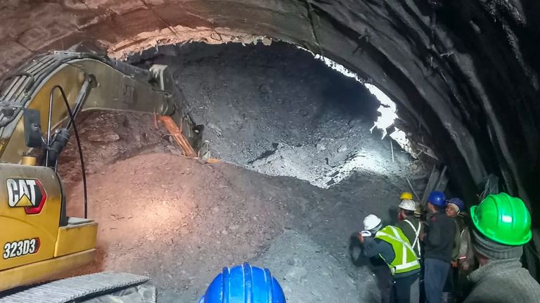 India lucha por rescatar a 40 obreros atrapados tras el derrumbe de un túnel