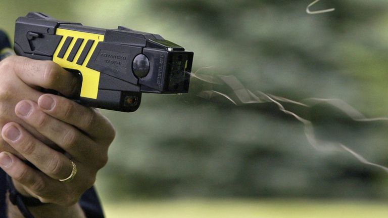 2021 18 11 Pistolas Taser Polemica