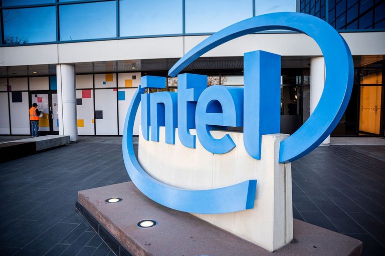 Intel Shares Fall Most Since July After Predicting Surprise Loss
