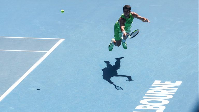 Carlos Alcaraz vuela en el calor de Melbourne. Sueña con festejar en el primer Grand Slam del año.