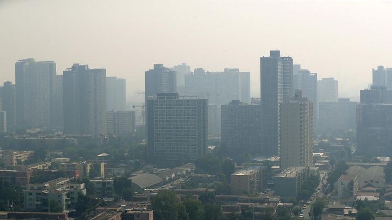 Alerta en Santiago por densa capa de humo de incendios forestales, Chile