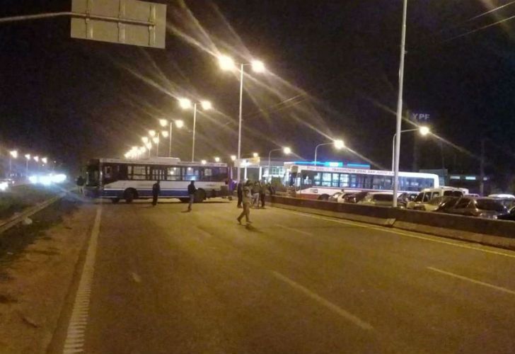 El corte de la autopista General Paz arrancó en la madrugada.