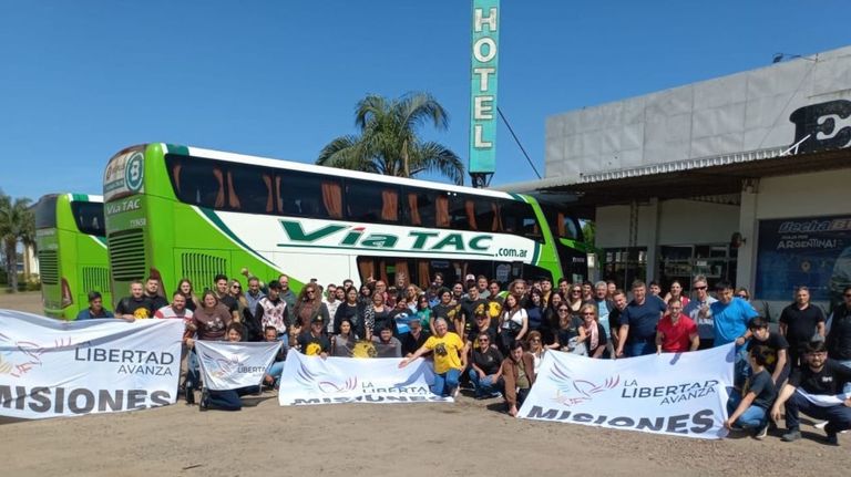 Militantes de LLA llegan a Parque Lezama