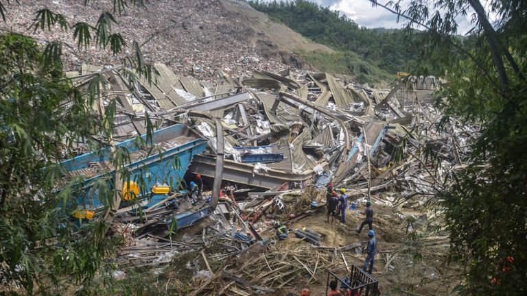 En Filipinas un vertedero de basura colapsó y aplastó a decenas de trabajadores.