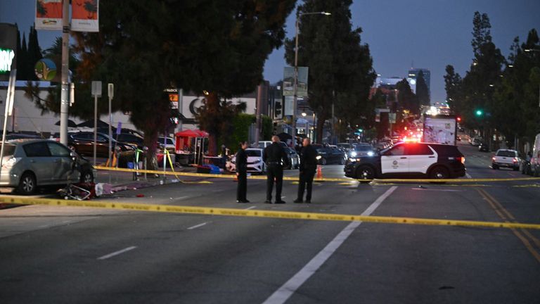 Un auto atropelló a decenas de personas en Los Angeles.