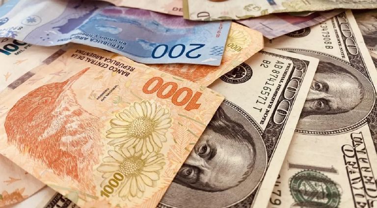 Dólar y pesos
