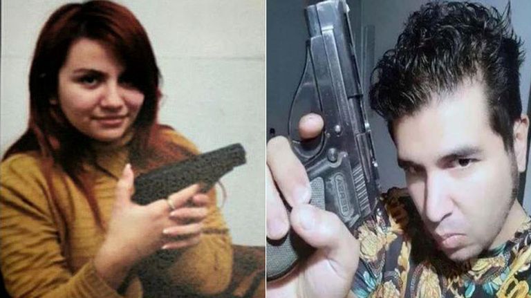 Brenda Uliarte y Sabag Montiel con el arma 20220915