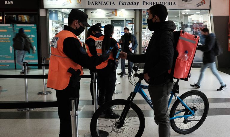 Control de pasajeros en el transporte público en tiempos de coronavirus.