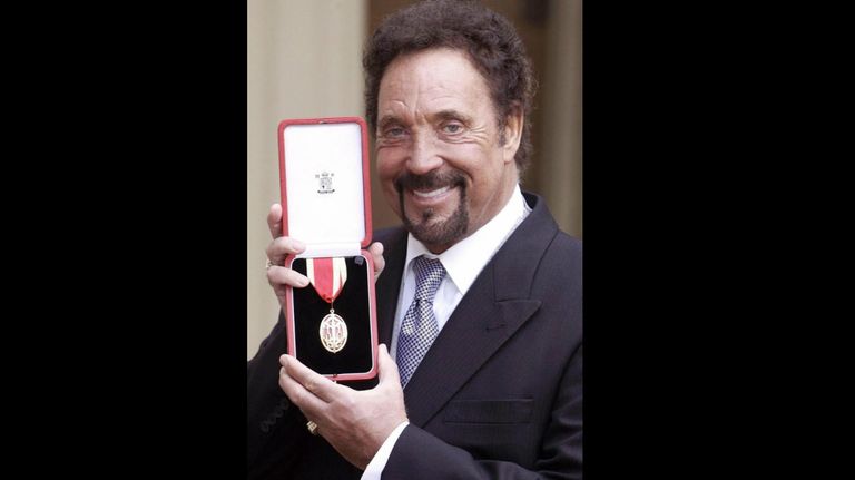 El cantante Tom Jones cumple 80 años