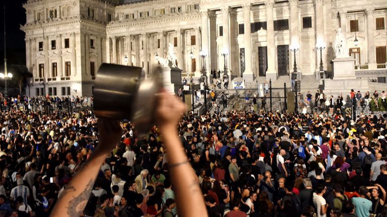 Cacerolazo en la plaza de los 2 Congresos tras el anuncio del presidente Javier Milei
