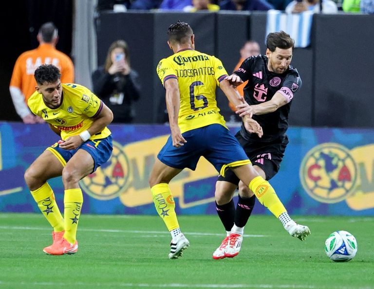 Lionel Messi jugando contra el América de México