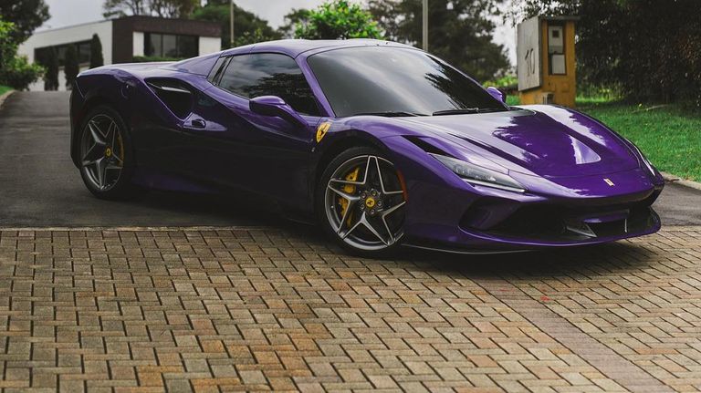 La nueva Ferrari de Maluma