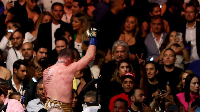 Canelo Alvarez venció al inglés John Ryder en Guadalajara.