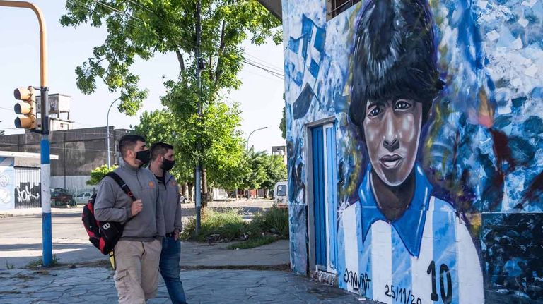mural con el rostro de Diego Maradona 20201126