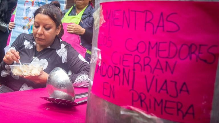 Cocineras comunitarias de Barrios de Pie realizan una olla popular en Plaza de Mayo en protesta contra el Gobierno