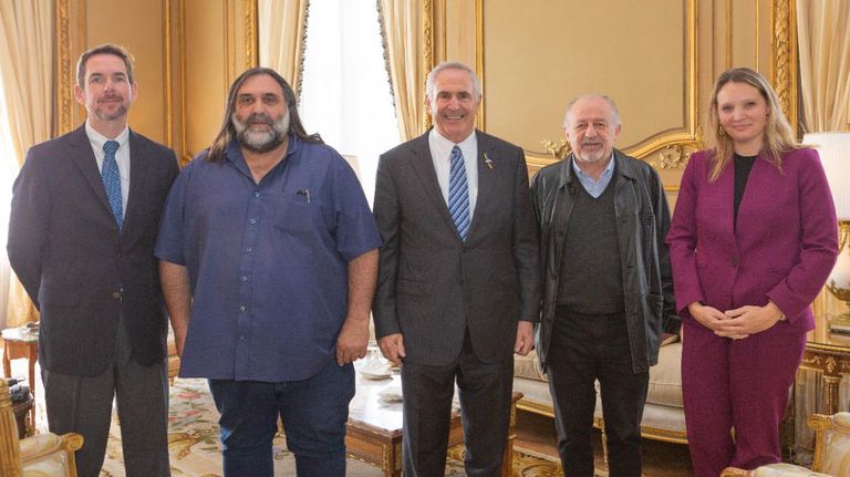 El embajador Marc Stanley con dirigentes de la CGT y organizaciones gremiales