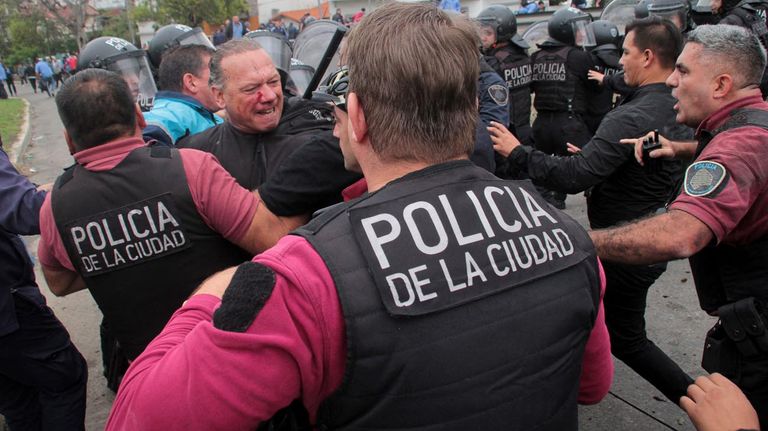 Sergio Berni es evacuado de la protesta en Avenida Gral. Paz en La Matanza