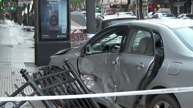 Choque entre una ambulancia y un auto en Recoleta