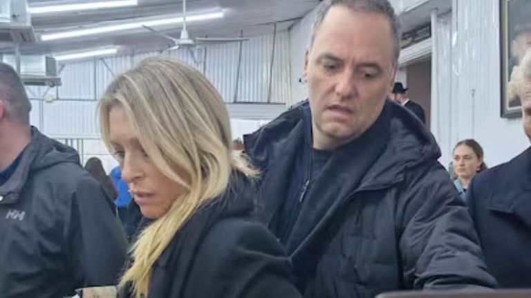 Adorni y su esposa en New York